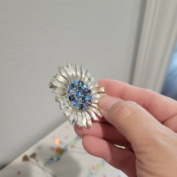 Vintage Lisner Brooch Blue Aurora Borealis Rhinestone Flower - Picture 10 of 11